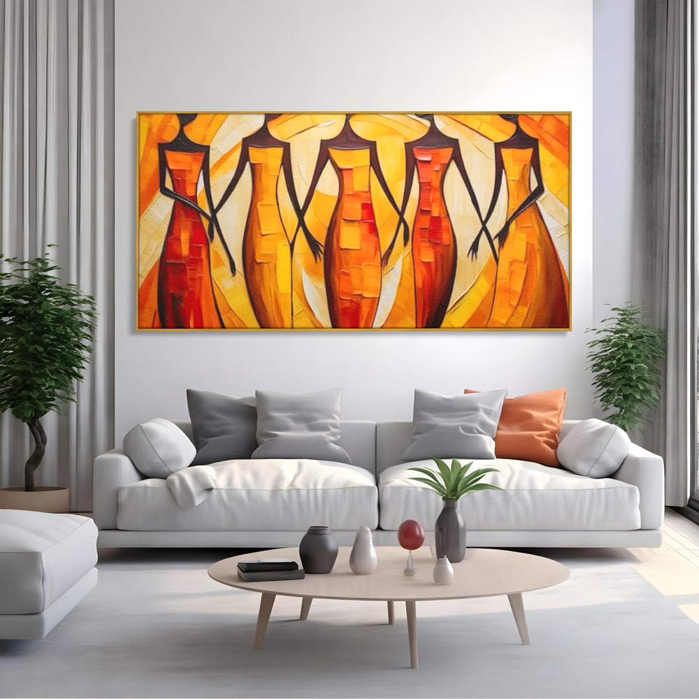 Tablou canvas cu pictura abstracta cu cinci femei stilizate, in rama de aluminiu auriu, pe perete intr-un living